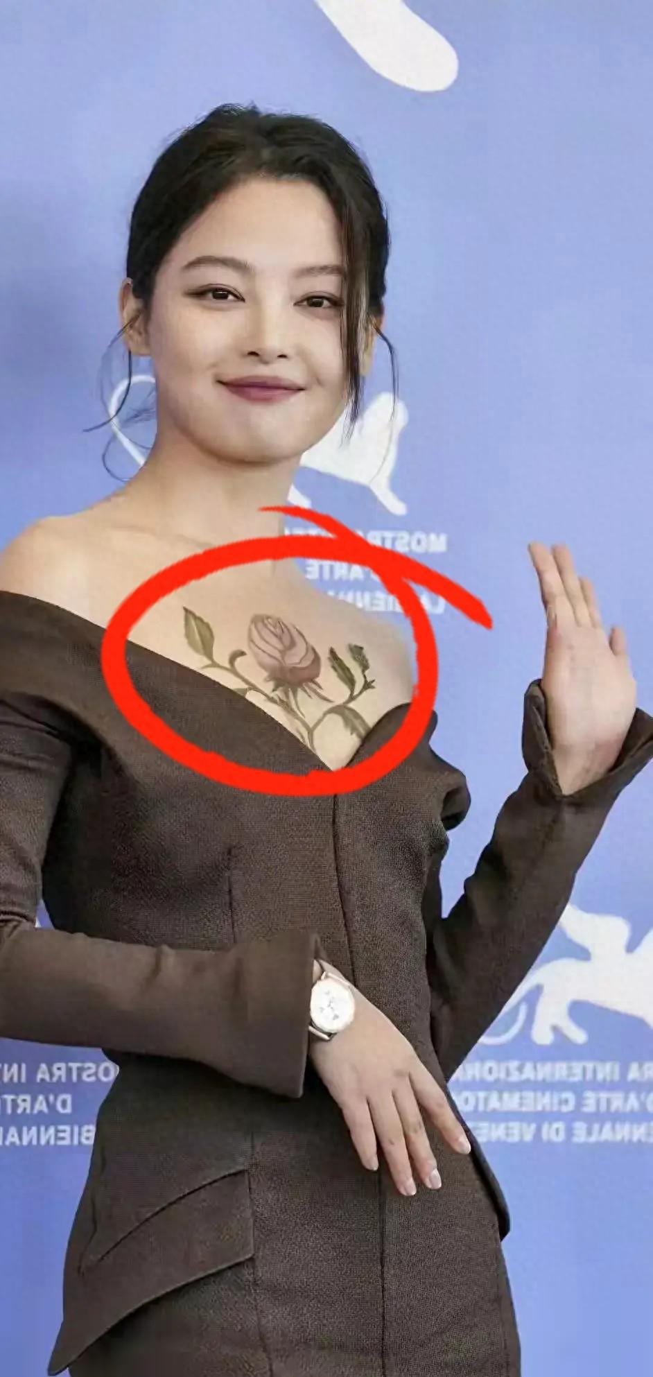 辛芷蕾“纹身”冲上热搜！胸前开出一朵玫瑰很漂亮，评论区炸锅了