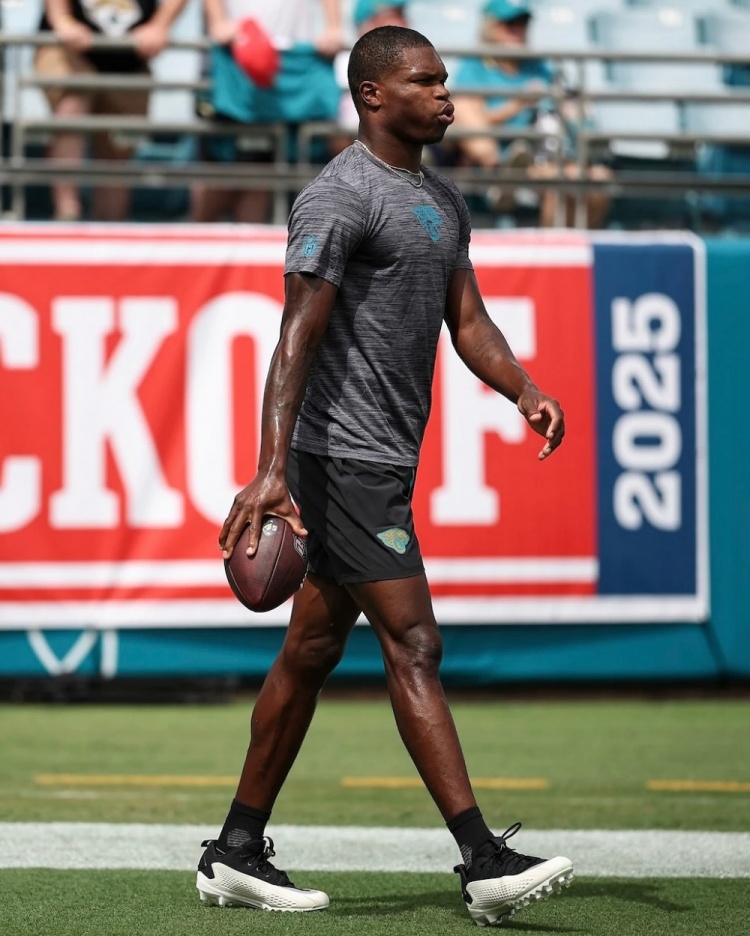 开云体育中国-跨界联动！NFL榜眼上脚钉鞋版本的华子签名鞋AE 1