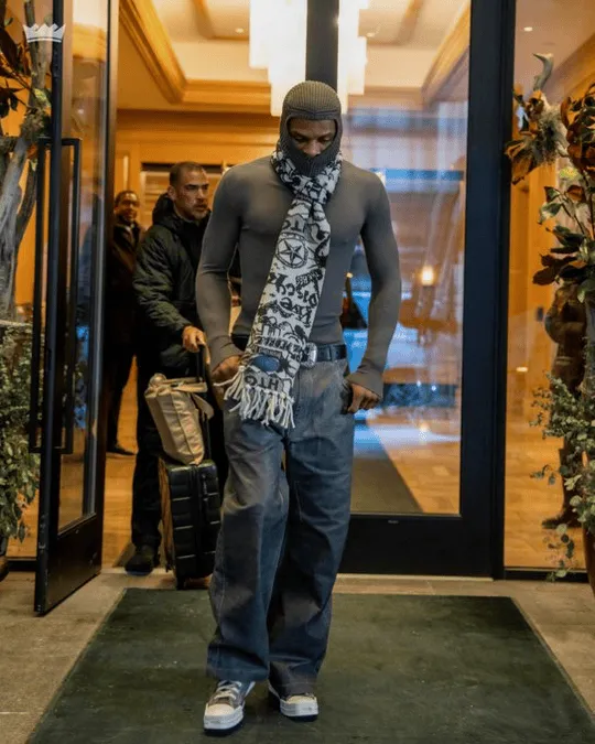 型男入场！国王官媒晒众球员赛前穿搭照：寒风中前行