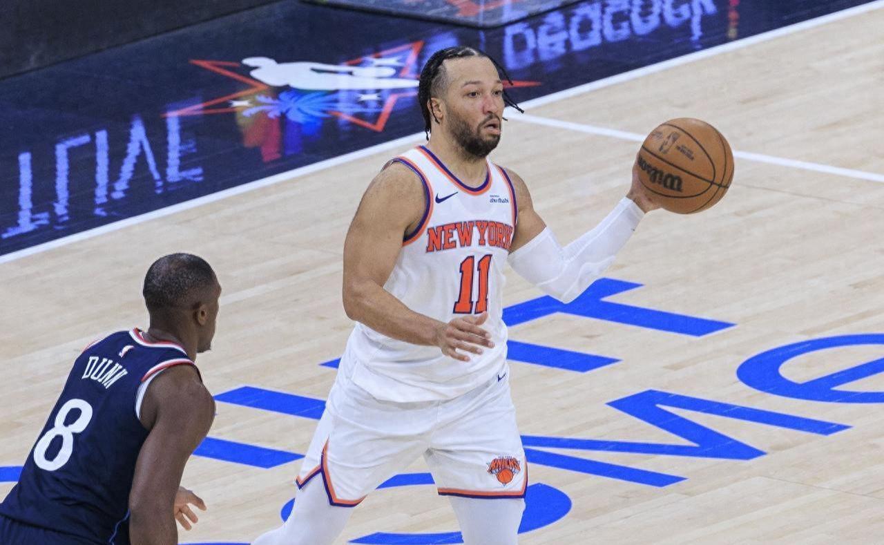 开云体育在线-生死止颓 尼克斯客场战爵士唐斯35分余热未消 弱旅再斩季后赛劲旅